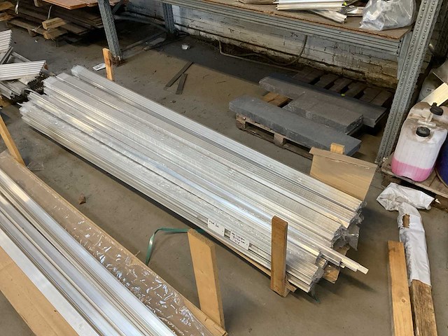 Aluminium daktrim 35x35x2500 mm (173x) - afbeelding 1 van  5