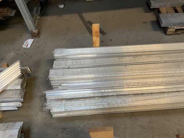 Aluminium daktrim 35x35x2500 mm (173x) - afbeelding 3 van  5