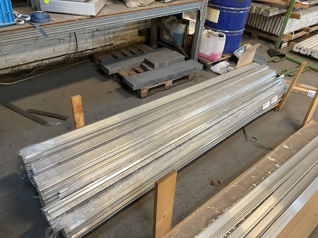 Aluminium daktrim 35x35x2500 mm (173x) - afbeelding 4 van  5