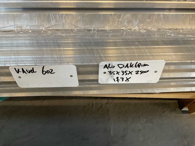Aluminium daktrim 35x35x2500 mm (173x) - afbeelding 5 van  5