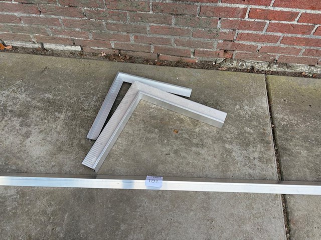 Aluminium daktrim en 2 hoekprofielen - afbeelding 1 van  1