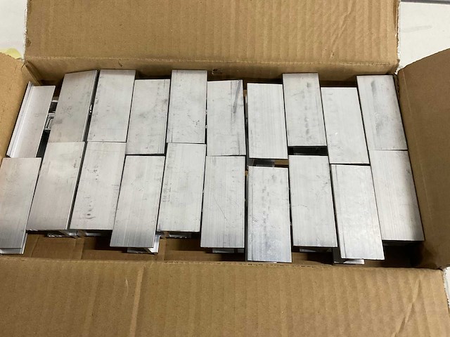 Aluminium eindklem voor montage zonnepanelen (100x) - afbeelding 1 van  3