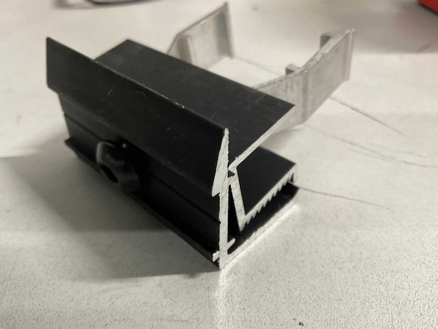 Aluminium eindklem zwart voor montage zonnepaneel (60x) - afbeelding 1 van  3