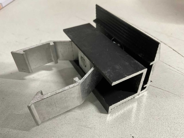 Aluminium eindklem zwart voor montage zonnepaneel (60x) - afbeelding 3 van  3