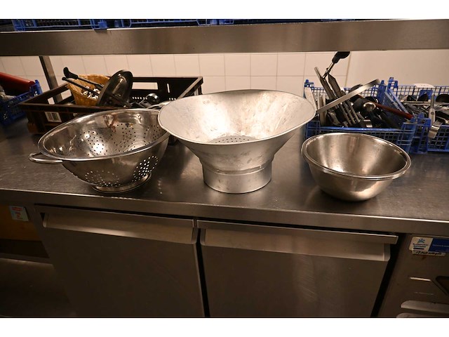 Aluminium friet uitlekbak, vergiet en rvs kommen - afbeelding 1 van  4