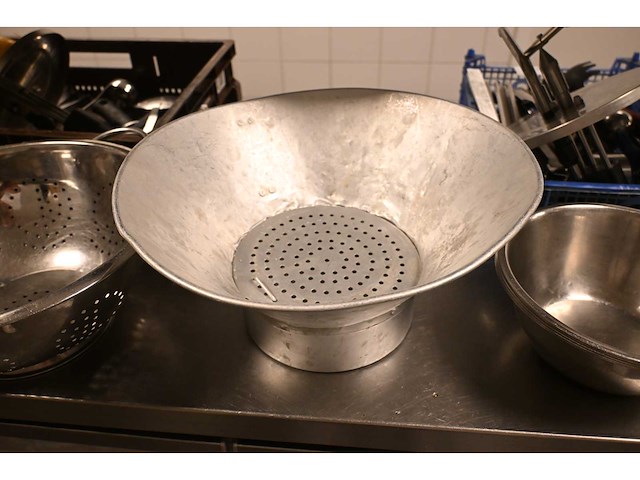 Aluminium friet uitlekbak, vergiet en rvs kommen - afbeelding 3 van  4