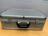 Aluminium gereedschap of opslagkoffer vol kabel-/connectorkits met d-sub mini-connectoren