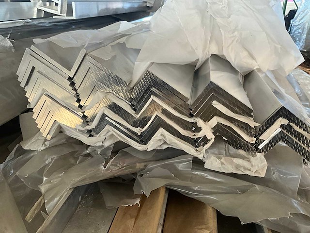 Aluminium hoeklijn 60x40mm (420x) - afbeelding 1 van  4