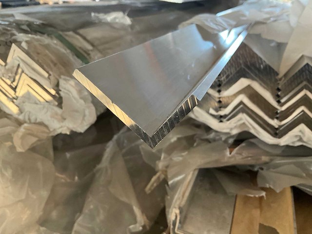 Aluminium hoeklijn 60x40mm (420x) - afbeelding 2 van  4