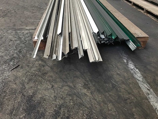 Aluminium hoeklijn en daktrim - afbeelding 1 van  2
