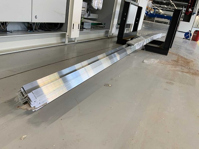 Aluminium hoekstrips 600cm (41x) - afbeelding 1 van  6