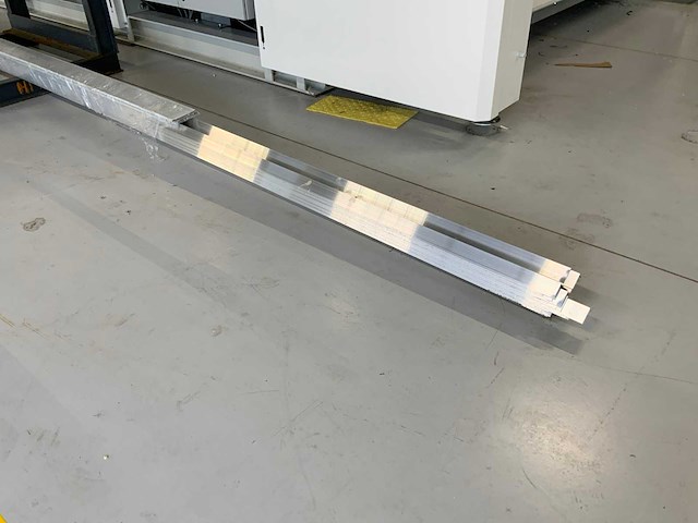 Aluminium hoekstrips 600cm (41x) - afbeelding 2 van  6