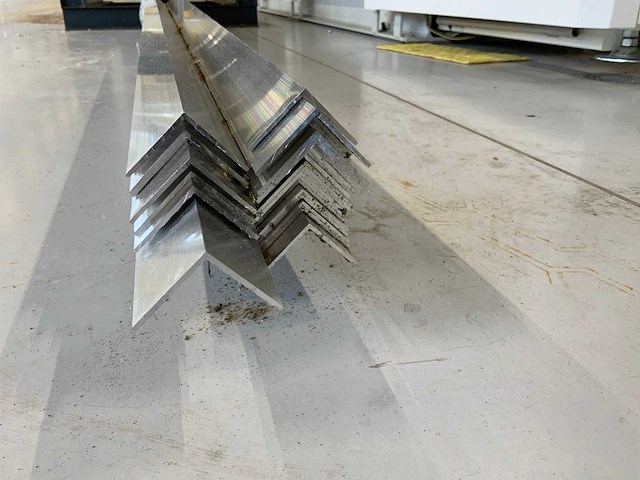 Aluminium hoekstrips 600cm (41x) - afbeelding 3 van  6