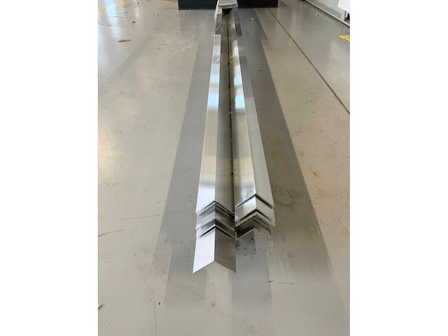 Aluminium hoekstrips 600cm (41x) - afbeelding 4 van  6