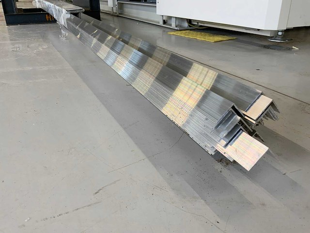 Aluminium hoekstrips 600cm (41x) - afbeelding 5 van  6