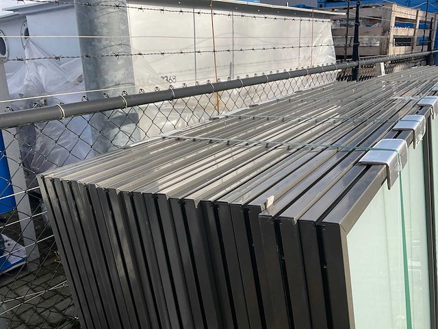 Aluminium kozijnen met raam (22x) - afbeelding 4 van  6