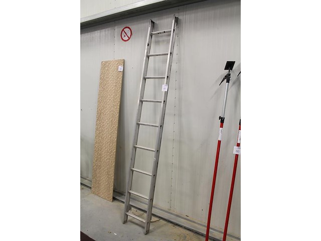 Aluminium ladder met negen treden en hoogte 245 cm. - afbeelding 2 van  2