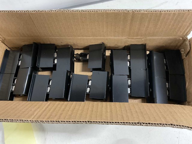 Aluminium middelklem voor montage zonnepanelen (100x) - afbeelding 1 van  3