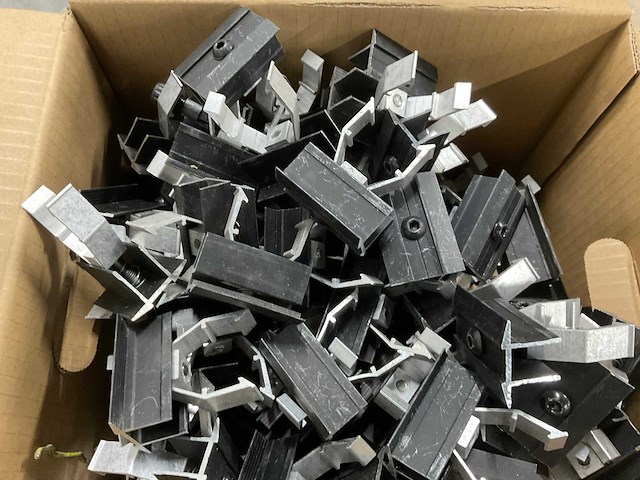 Aluminium middenklem voor montage zonnepaneel (114x) - afbeelding 1 van  2