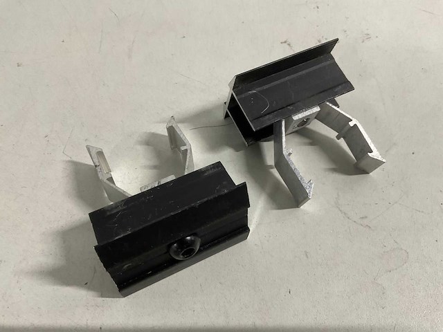 Aluminium middenklem voor montage zonnepaneel (114x) - afbeelding 2 van  2