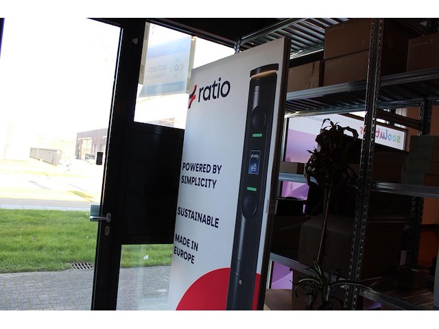 Aluminium peeslijst op voet. afmeting 100 x 220 cm. - afbeelding 1 van  2