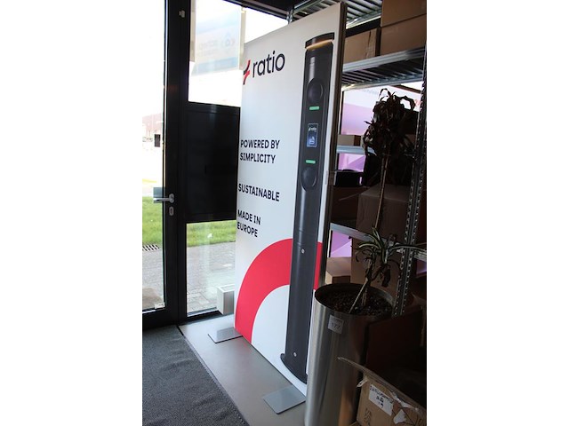 Aluminium peeslijst op voet. afmeting 100 x 220 cm. - afbeelding 2 van  2