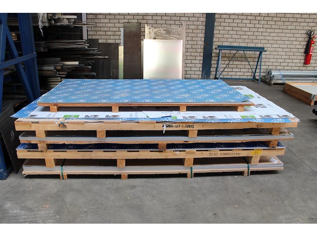 Aluminium platen novelis b73a met dikte 2 mm en afmeting 125 x 250 cm op vier pallets. 42 platen. - afbeelding 1 van  4
