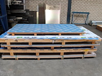 Aluminium platen novelis b73a met dikte 2 mm en afmeting 125 x 250 cm op vier pallets. 42 platen. - afbeelding 1 van  4