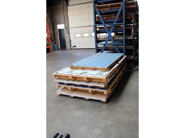 Aluminium platen novelis b73a met dikte 2 mm en afmeting 125 x 250 cm op vier pallets. 42 platen. - afbeelding 2 van  4