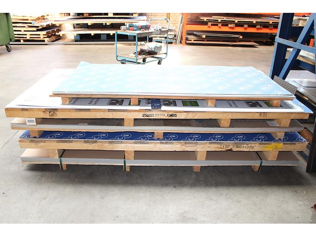 Aluminium platen novelis b73a met dikte 2 mm en afmeting 125 x 250 cm op vier pallets. 42 platen. - afbeelding 3 van  4