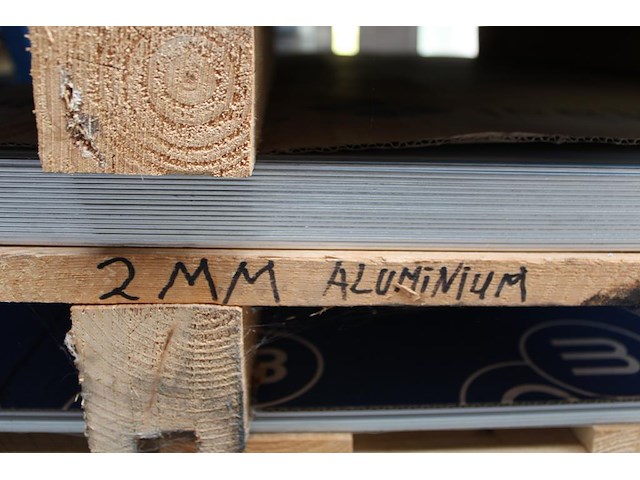 Aluminium platen novelis b73a met dikte 2 mm en afmeting 125 x 250 cm op vier pallets. 42 platen. - afbeelding 4 van  4