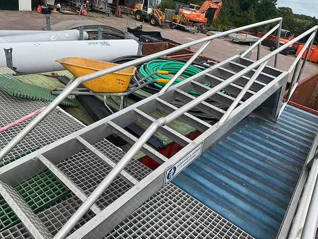 Aluminium steek trap met bordes - fixed staircase - afbeelding 1 van  6