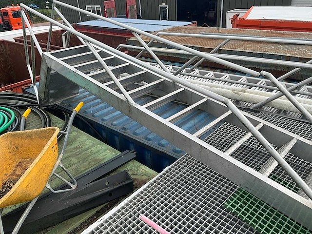 Aluminium steek trap met bordes - fixed staircase - afbeelding 2 van  6