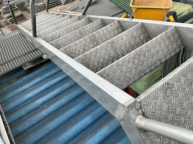 Aluminium steek trap met bordes - fixed staircase - afbeelding 5 van  6
