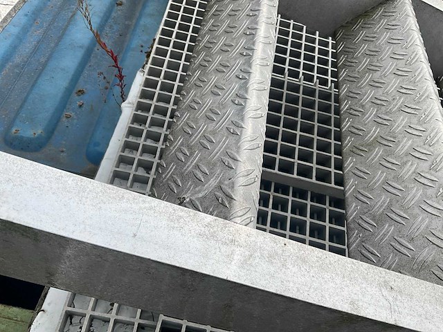 Aluminium steek trap met bordes - fixed staircase - afbeelding 6 van  6