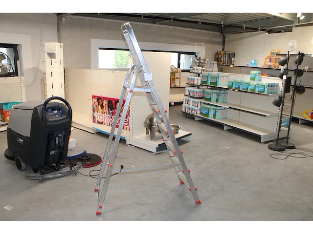 Aluminium trap altrex met vijf treden en bordes - afbeelding 1 van  2