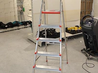 Aluminium trap altrex met vijf treden en bordes - afbeelding 2 van  2