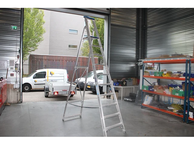 Aluminium trap asc met negen treden en bordes - afbeelding 1 van  2