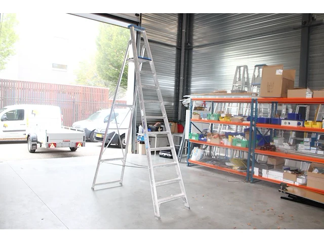 Aluminium trap asc met negen treden en bordes - afbeelding 1 van  2