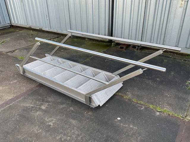 Aluminium trap met leuningen - afbeelding 2 van  4