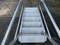 Aluminium trap met leuningen - afbeelding 4 van  4