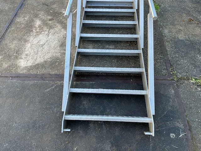 Aluminium trap met leuningen - afbeelding 4 van  5