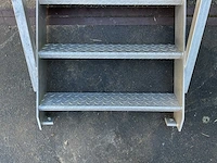 Aluminium trap met leuningen - afbeelding 5 van  5