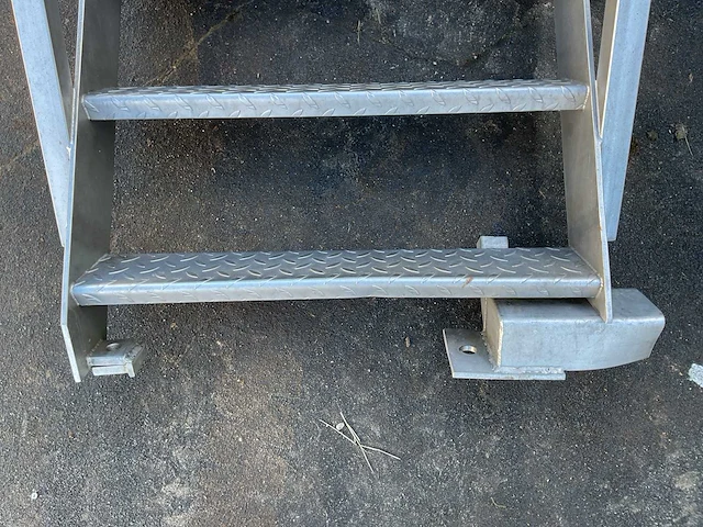 Aluminium trap met leuningen - afbeelding 3 van  6