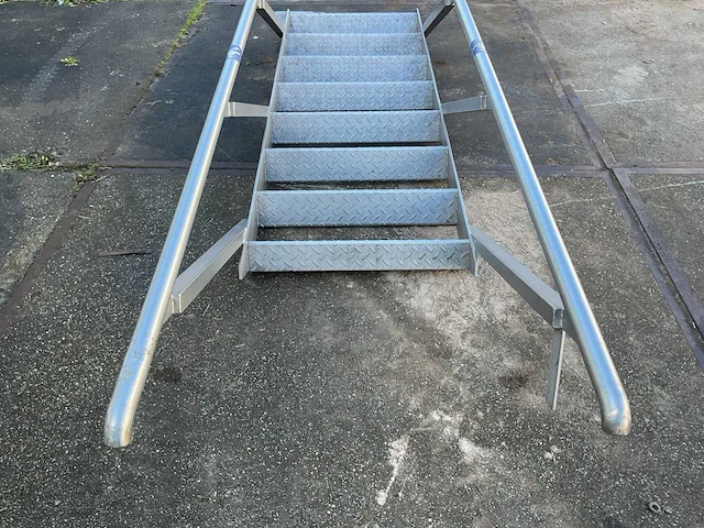 Aluminium trap met leuningen - afbeelding 4 van  6