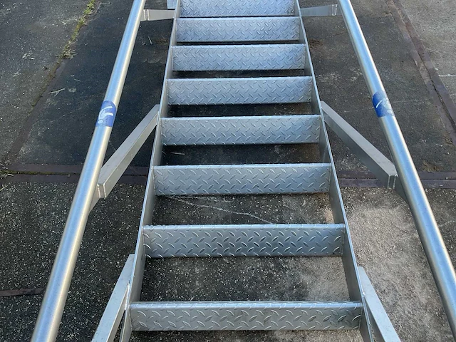 Aluminium trap met leuningen - afbeelding 5 van  6