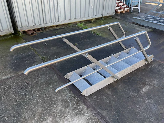 Aluminium trap met leuningen - afbeelding 1 van  7