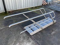 Aluminium trap met leuningen - afbeelding 1 van  7
