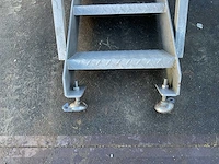 Aluminium trap met leuningen - afbeelding 4 van  7