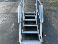 Aluminium trap met leuningen - afbeelding 5 van  7